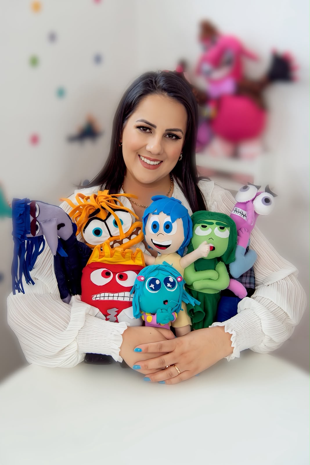 Thais Zanirato com pelúcias das emoções